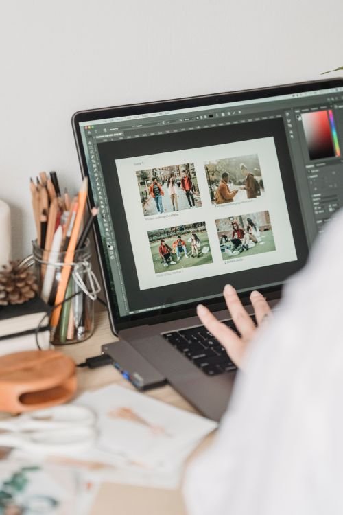 Marketer optimising WordPress image SEO Singapore product photos with compression and descriptive alt text