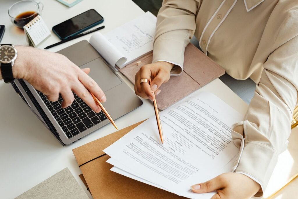 Comparing the best SEO companies in Singapore using a printed scorecard and three agency proposals