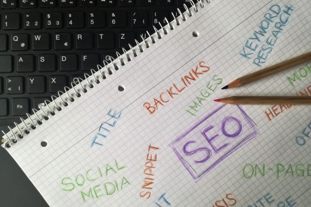 Notebook with SEO, keywords and backlinks written by hand, planned with a free keyword research tool